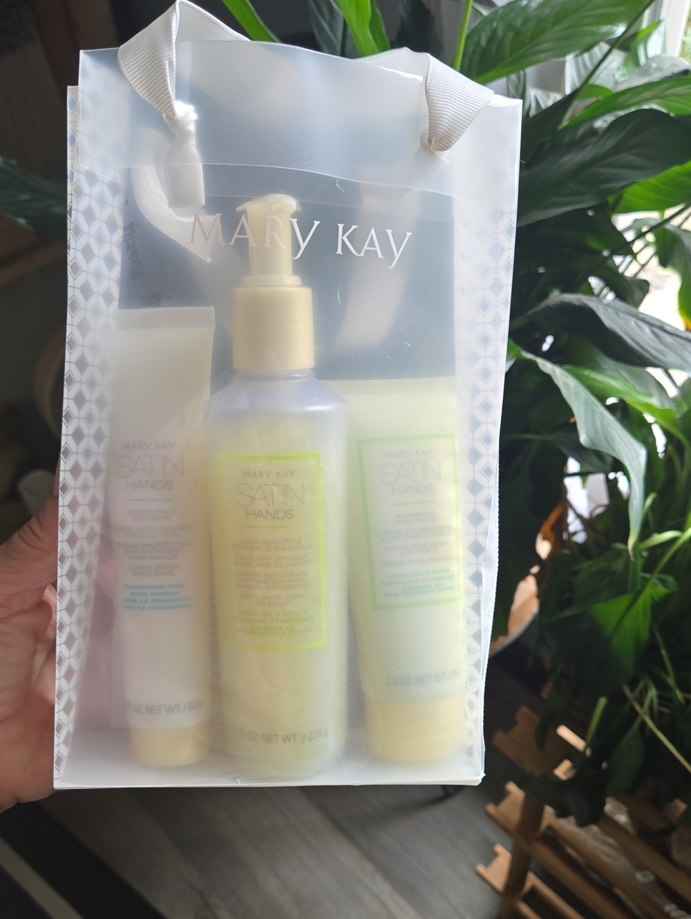 Mary Kay Satin Hands Gift Set - White & Yellow